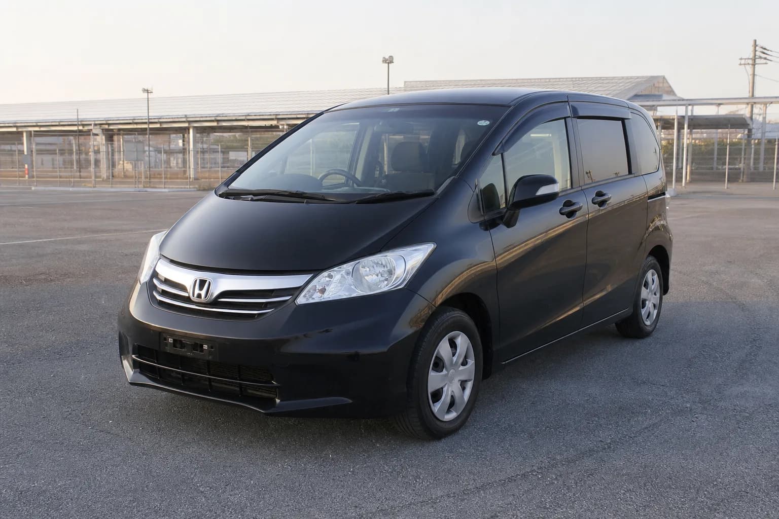 Honda Freed 2012 года, компактный минивэн на 6–7 мест