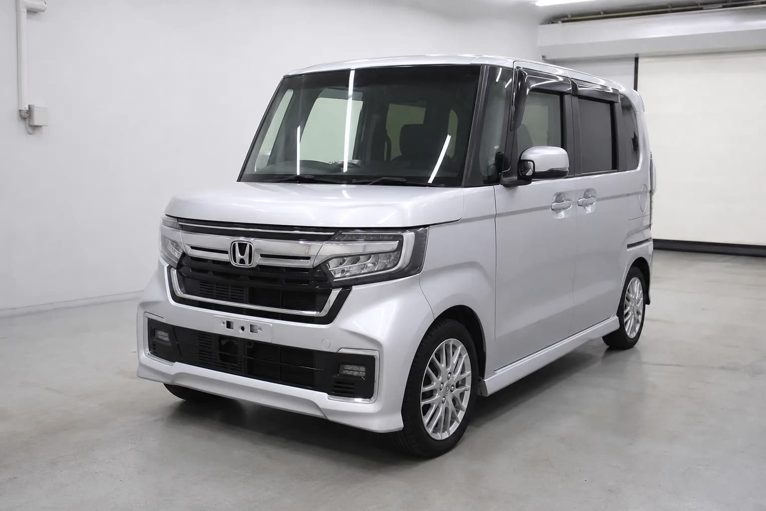 Honda N-BOX 2022 года, высокий городской кей-кар