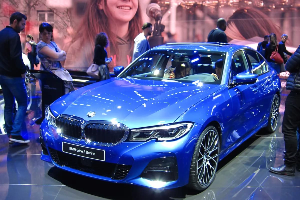 BMW 3 Series 2022 года, премиальный седан