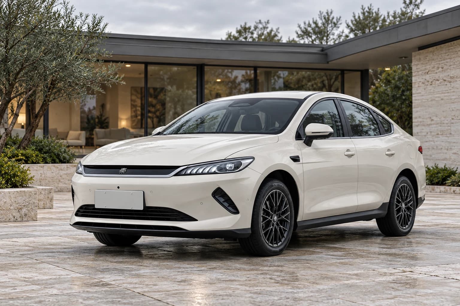 BYD Qin Plus EV с закрытой передней панелью у современного дома