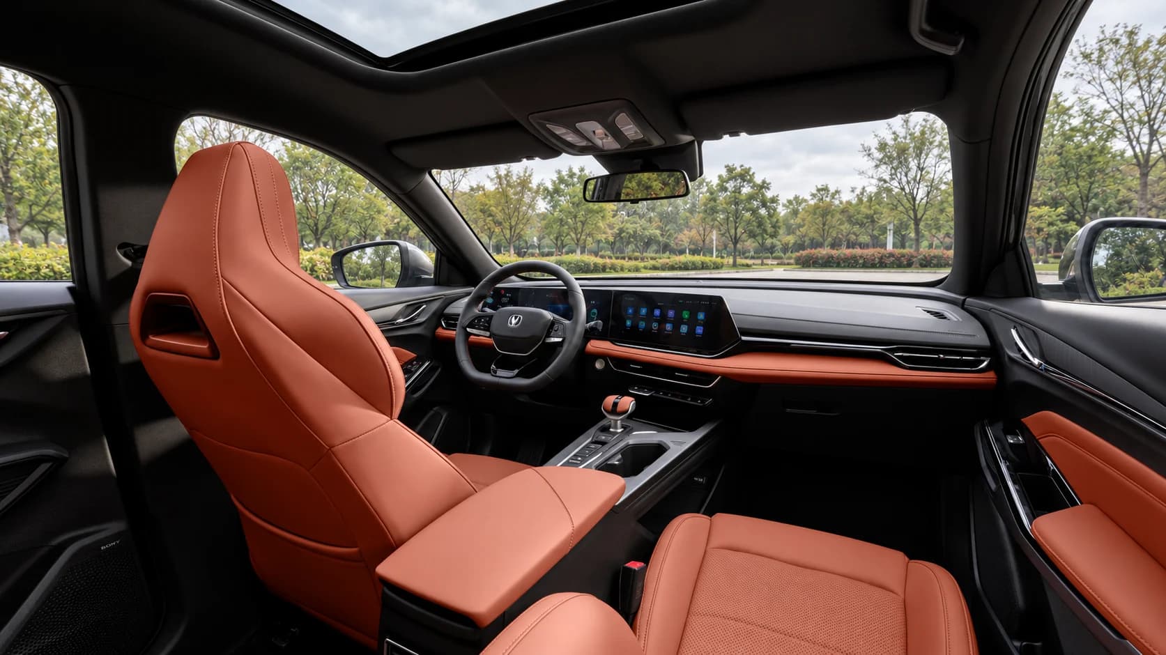 Салон Changan X5 Plus с объединённой панелью экранов и селектором коробки на консоли