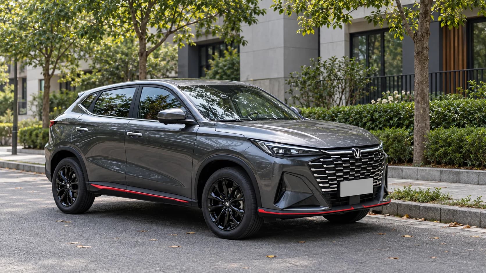 Серый Changan X5 Plus второго поколения на городской улице