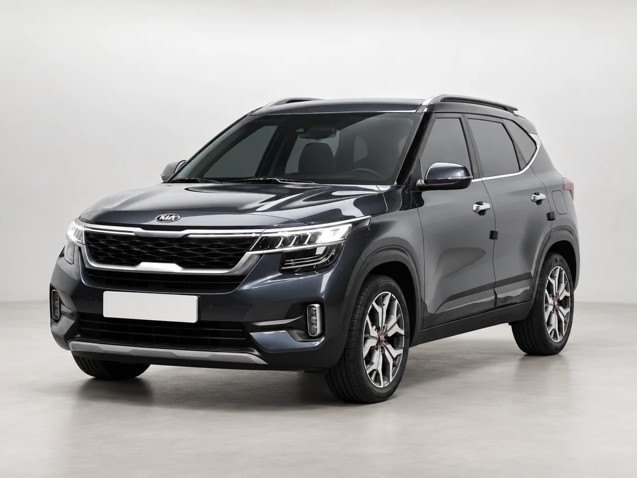 Тёмно-серый Kia Seltos первого поколения до рестайлинга