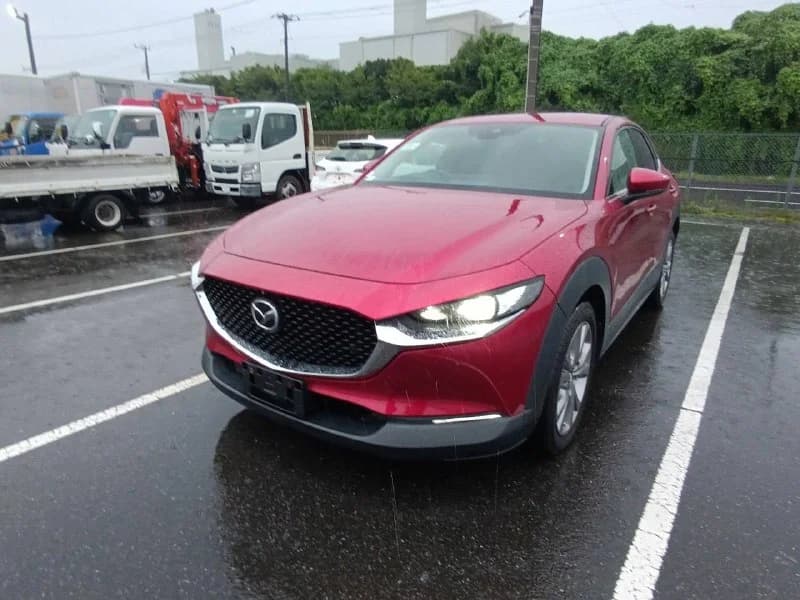 Красная Mazda CX-30 2020 года на площадке в Японии, фото из объявления