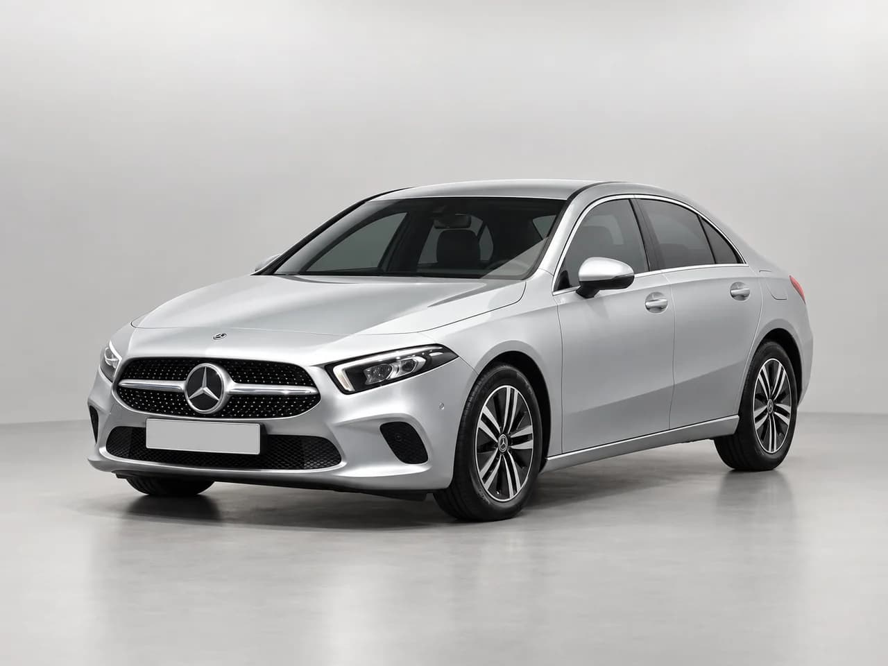 Серебристый Mercedes-Benz A 200 d в кузове седан V177
