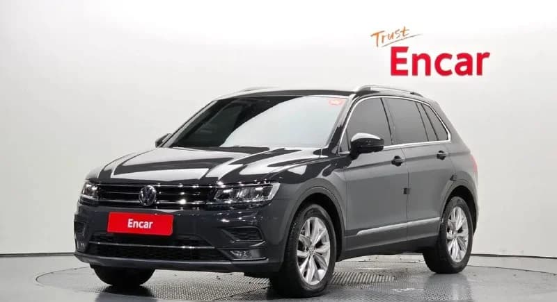 Тёмный Volkswagen Tiguan 2018 года в комплектации Premium, фото объявления ACJ