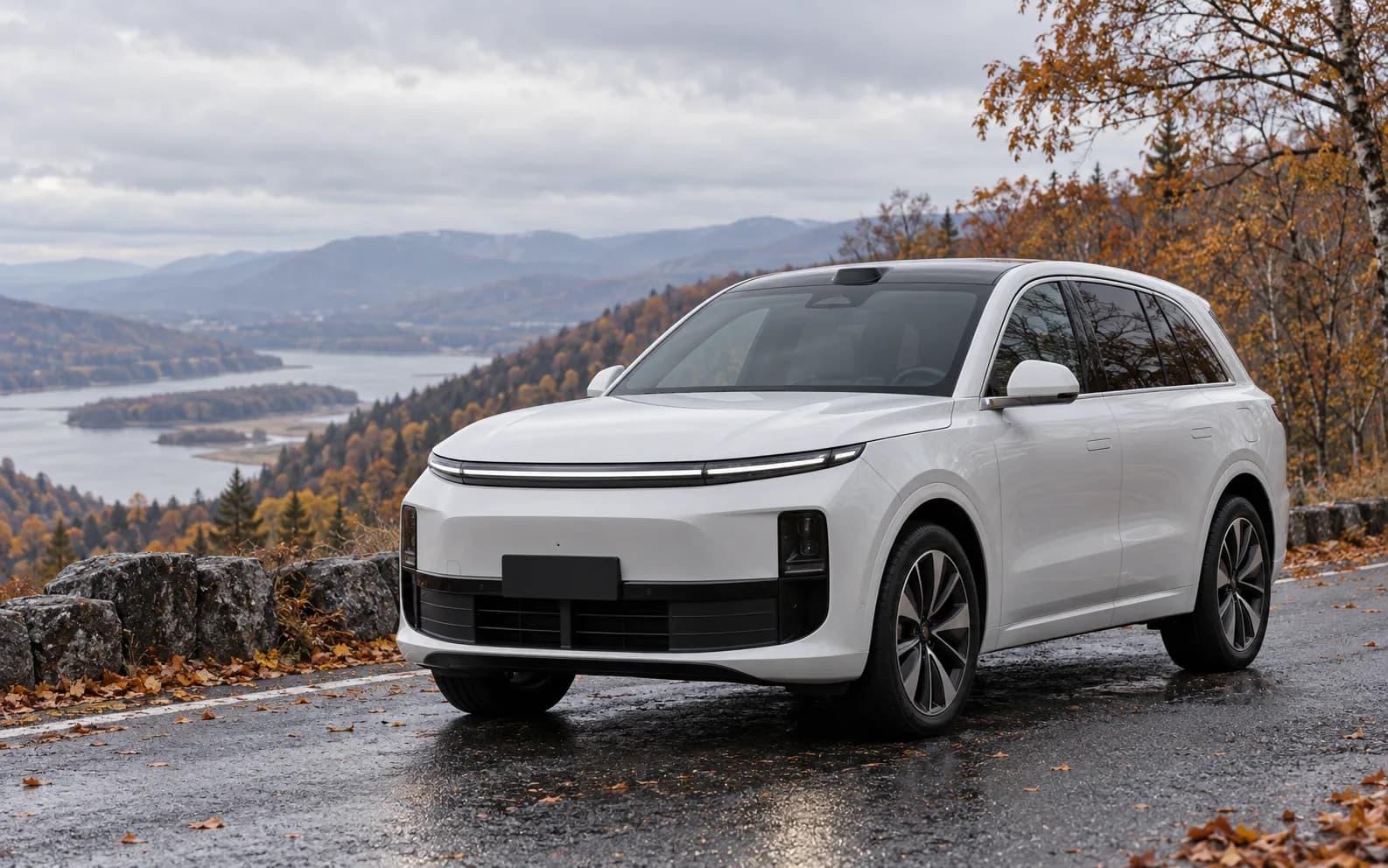 Белый Li Auto L6 на осенней дороге, вид спереди сбоку