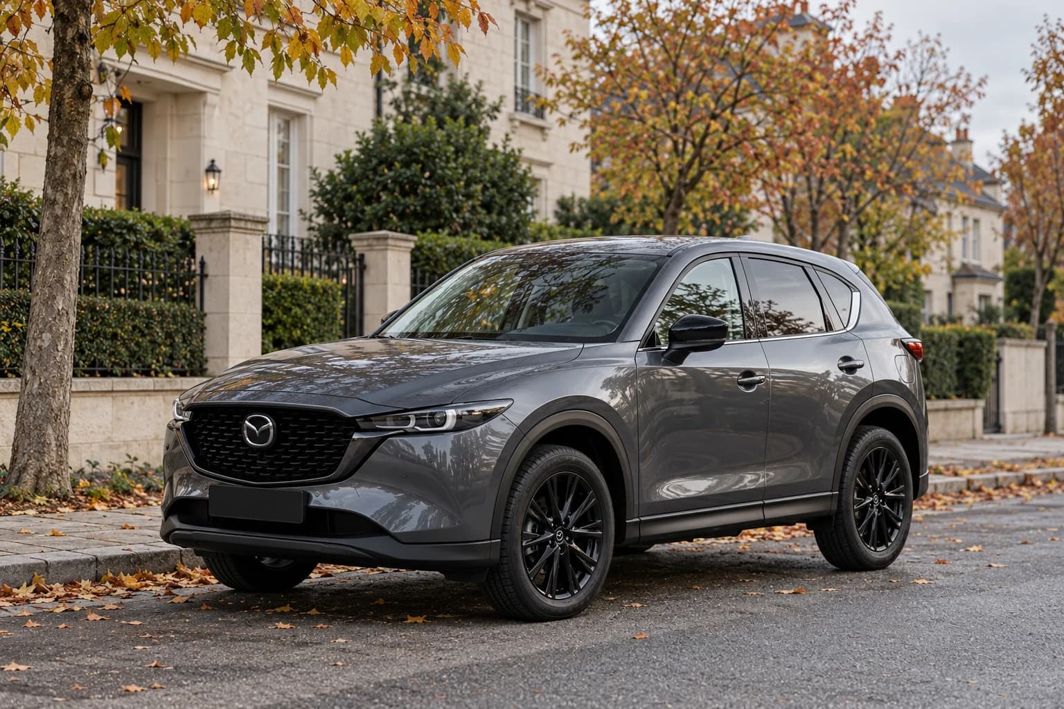Серая Mazda CX-5 на тихой улице