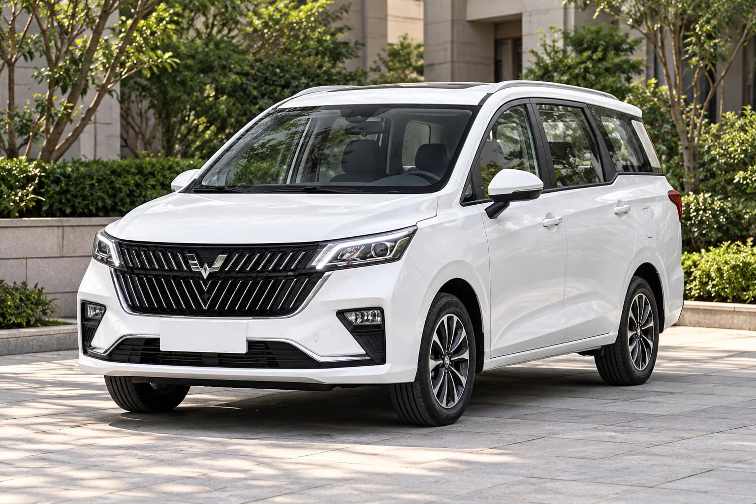 Белый Wuling Jiachen с серебристой эмблемой и распашными задними дверями