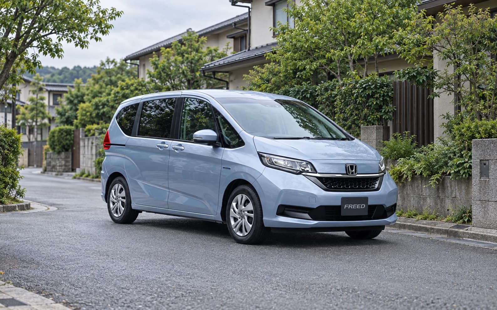 Honda Freed 2021 года с видимой эмблемой Honda