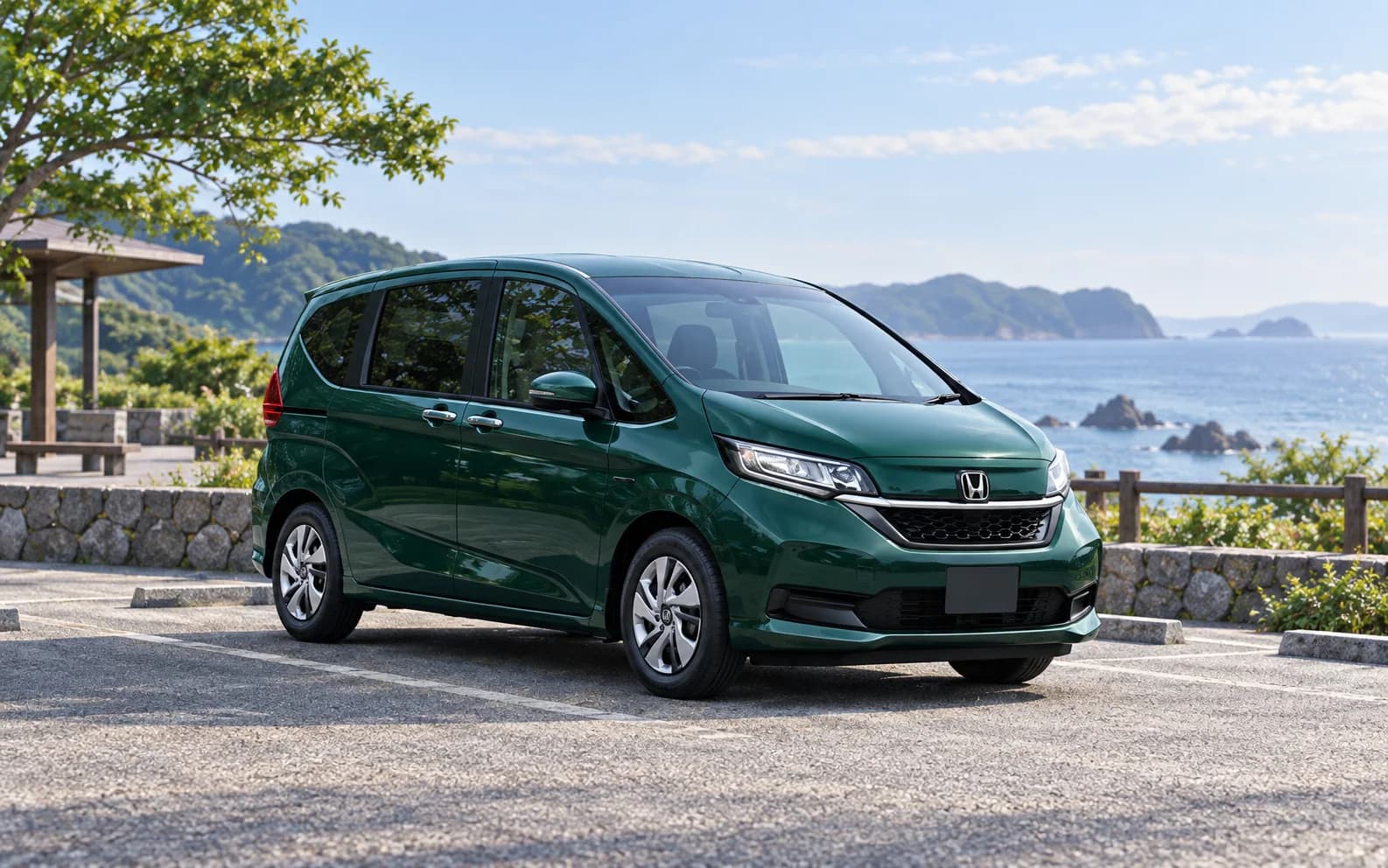 Honda Freed 2023 года с видимой эмблемой Honda