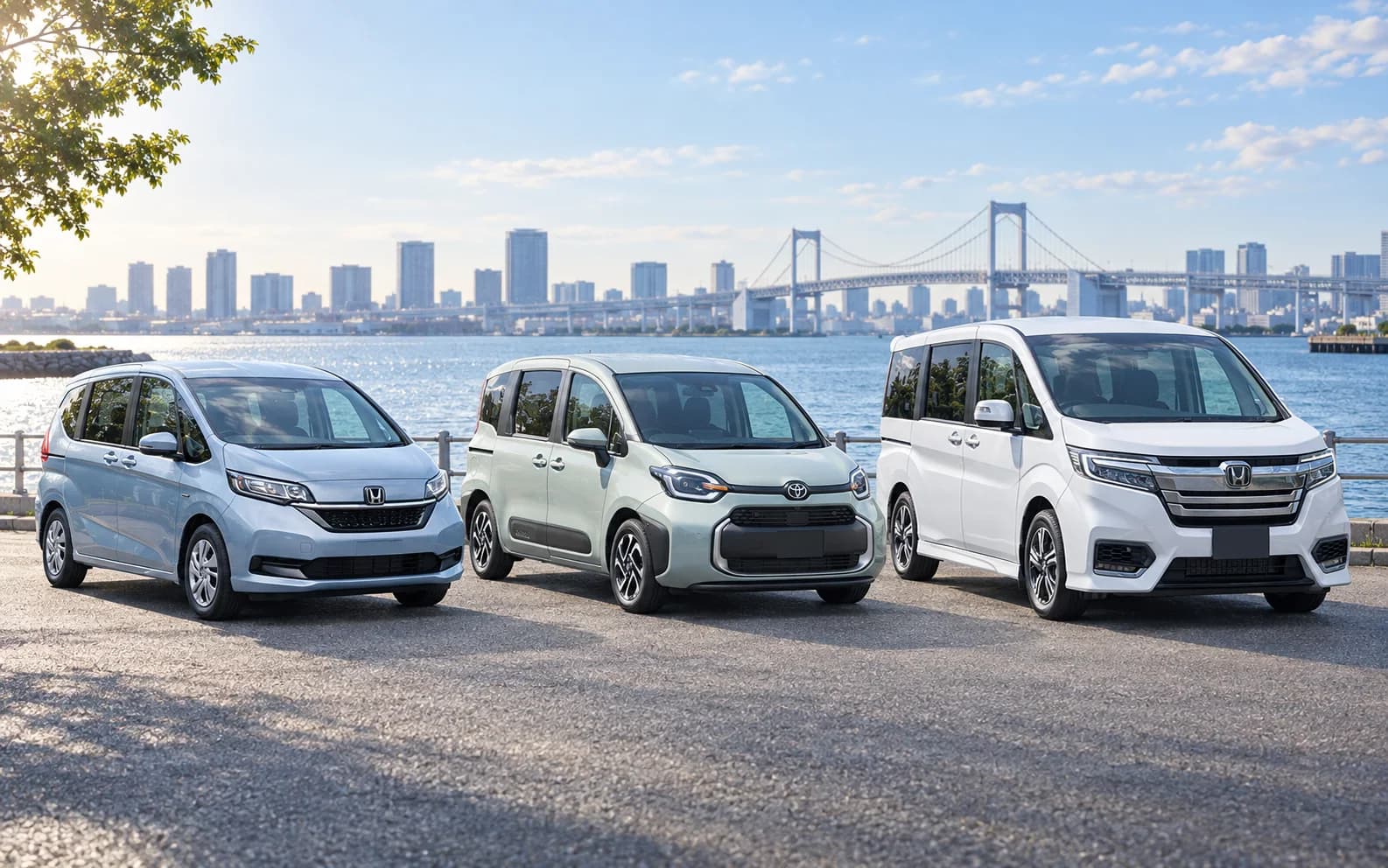Honda Freed, Toyota Sienta и Honda Stepwgn Spada с видимыми эмблемами марок
