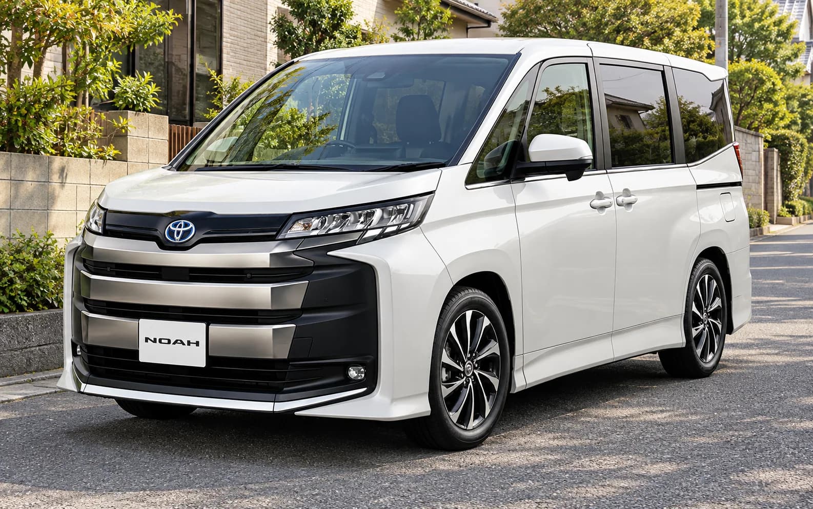 Toyota Noah 2022 года с эмблемой Toyota и прямоугольной решёткой