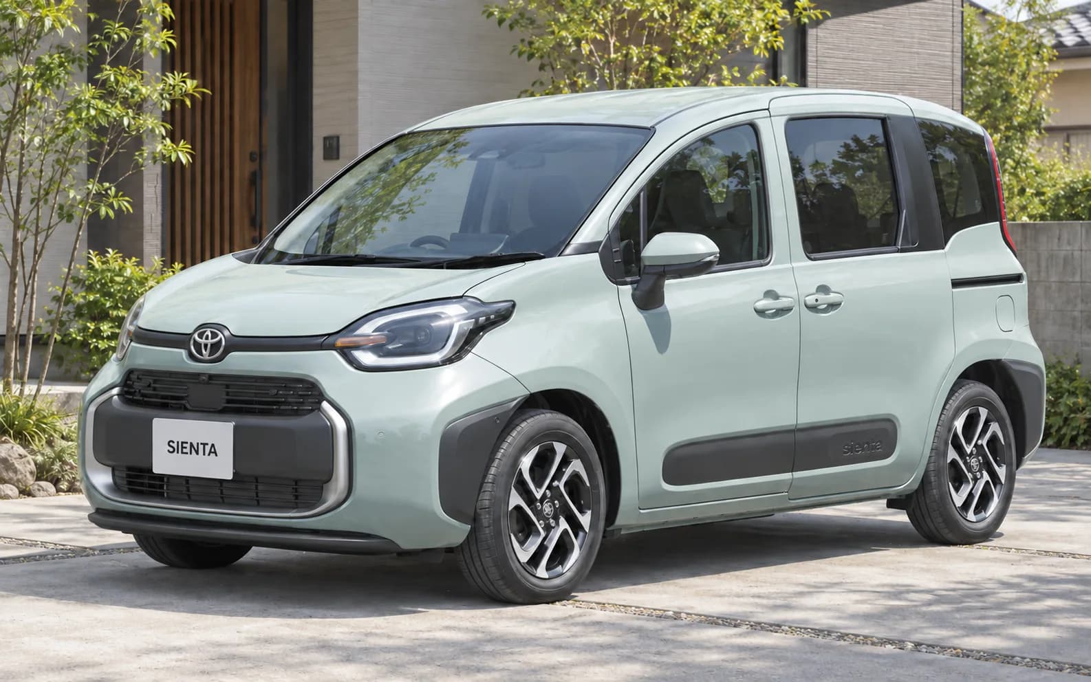 Toyota Sienta 2023 года с видимой эмблемой Toyota