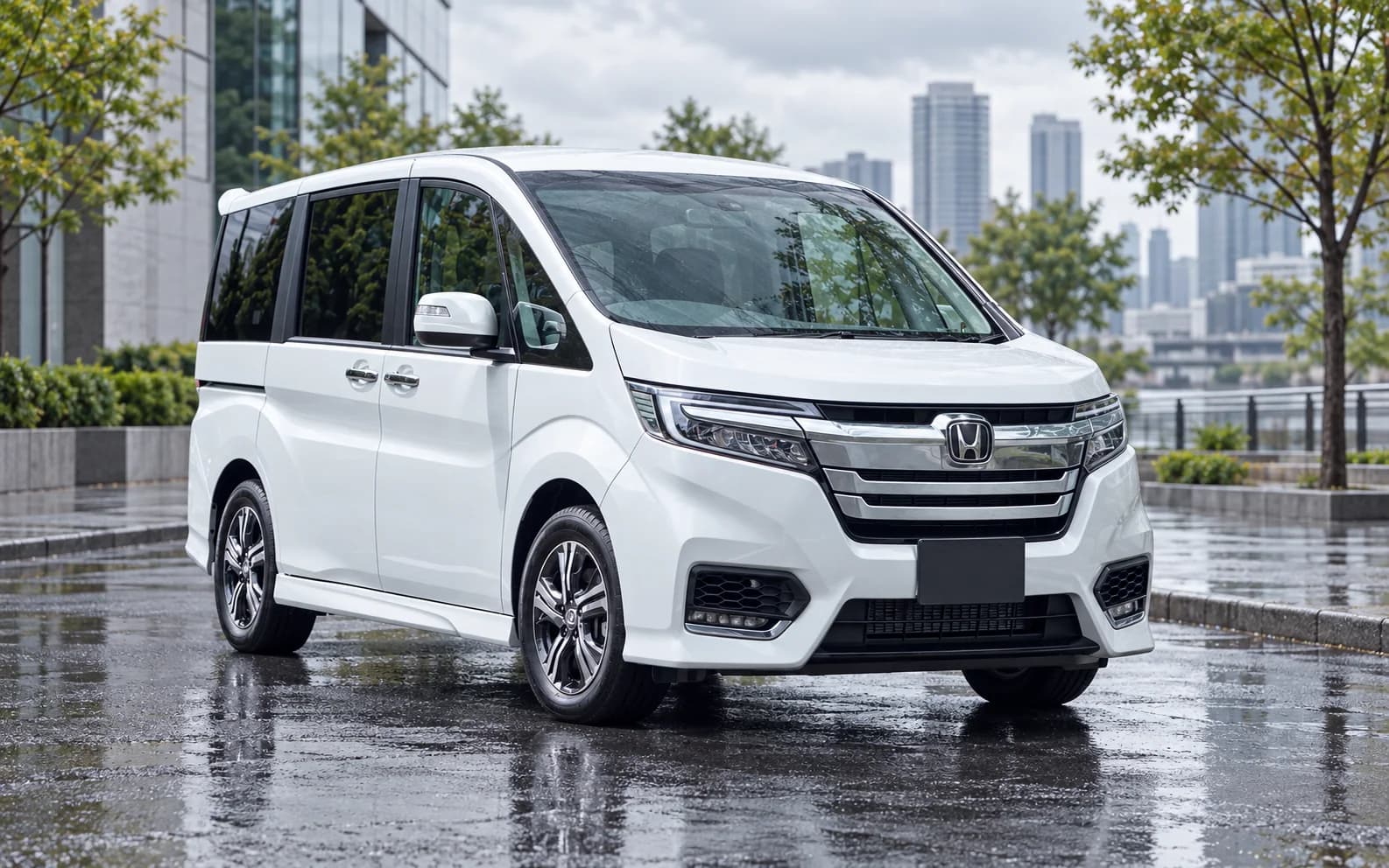 Honda Stepwgn Spada 2019 года с видимой эмблемой Honda