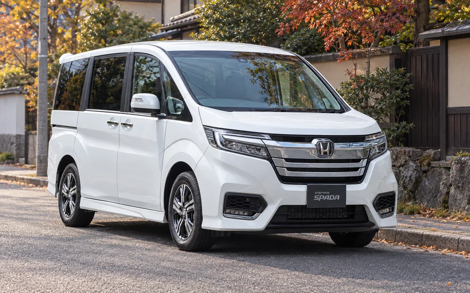 Honda Stepwgn 2020 года с видимой эмблемой Honda