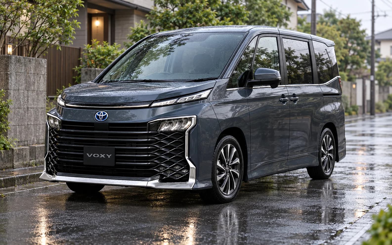 Toyota Voxy 2022 года с эмблемой Toyota и характерной передней частью
