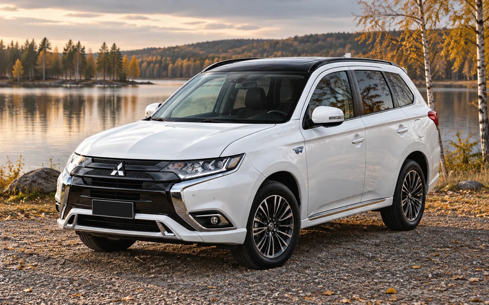 Mitsubishi Outlander PHEV третьего поколения в белом кузове у озера