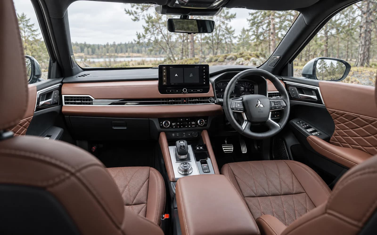 Праворульный салон японского Mitsubishi Outlander PHEV после обновления 2024 года