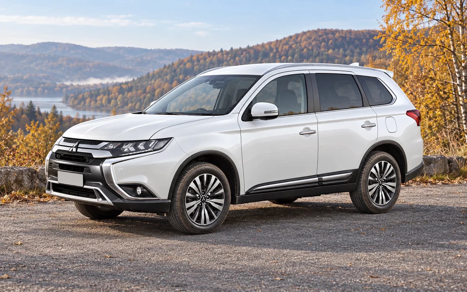 Белый Mitsubishi Outlander третьего поколения