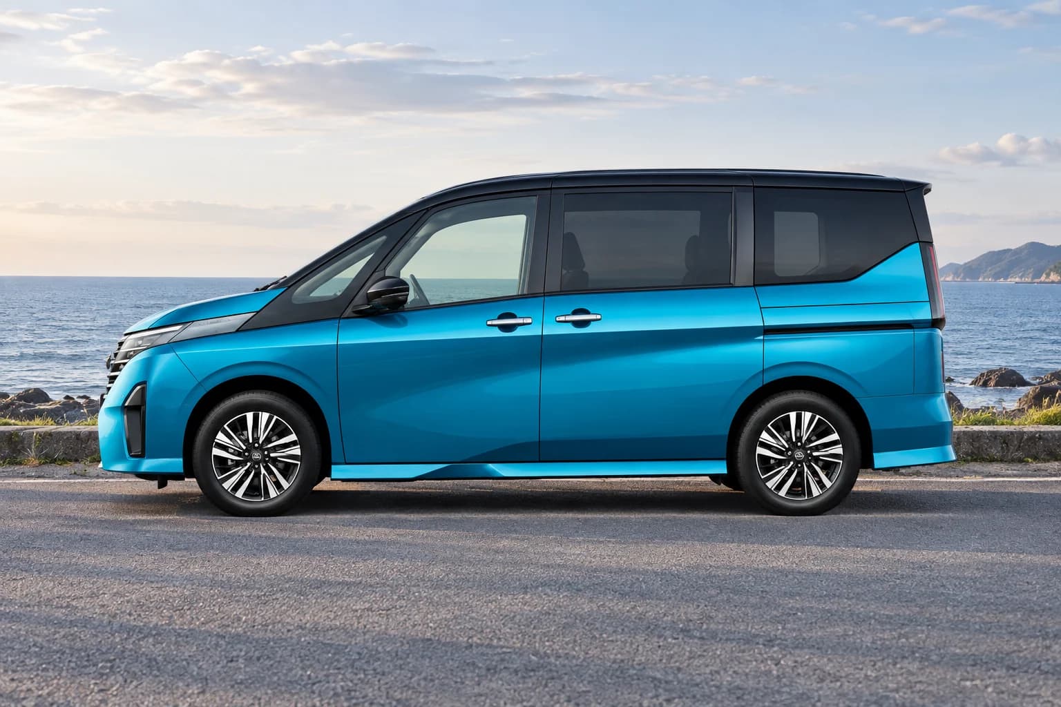 Боковой вид Nissan Serena C28: высокий кузов и сдвижные задние двери