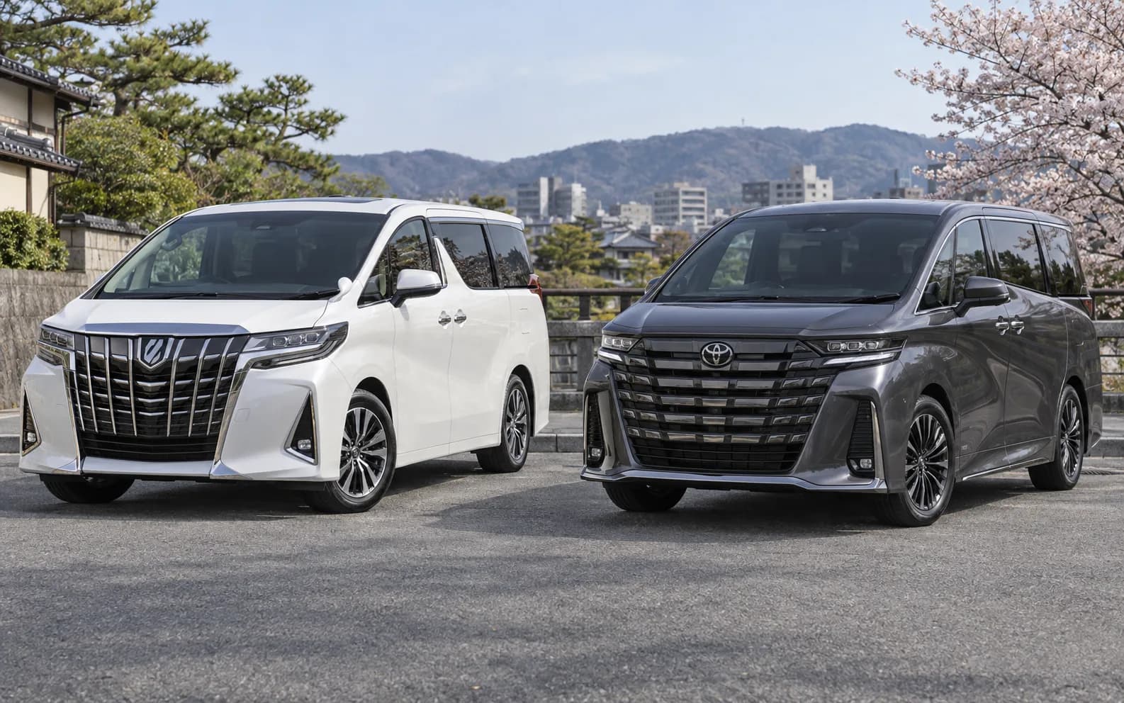 Toyota Alphard третьего и четвёртого поколений рядом для сравнения внешности