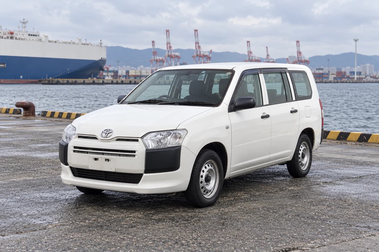Белый Toyota Probox Van с чёрными бамперами и стальными колёсами
