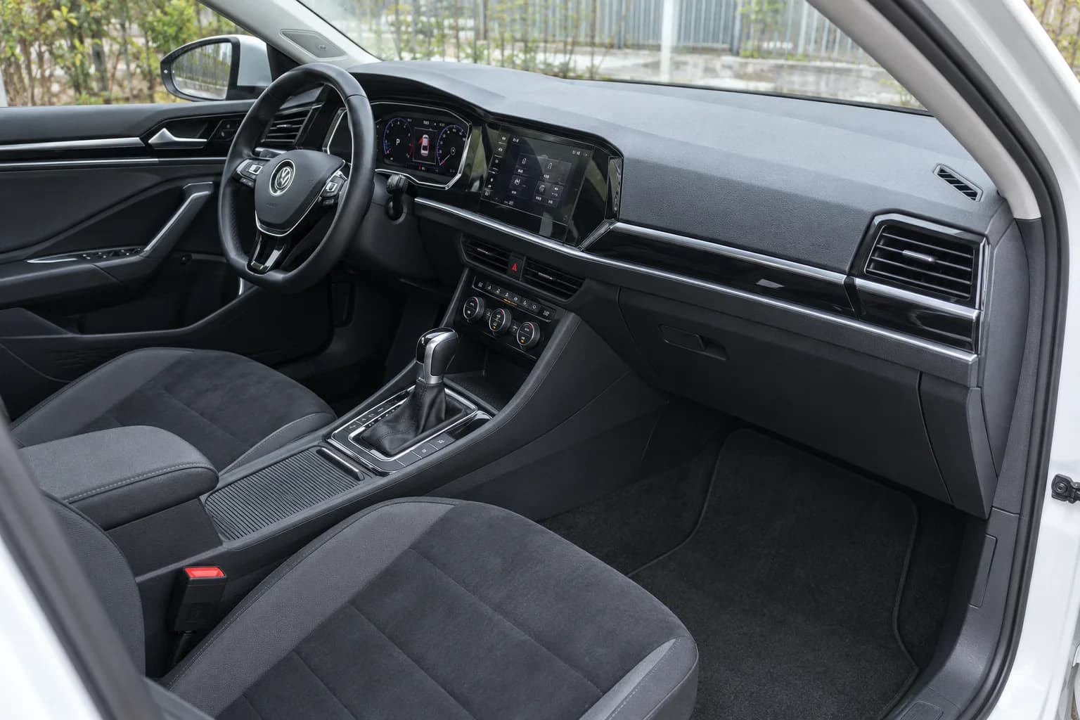 Передняя панель и обычный селектор DSG в салоне дорестайлингового Volkswagen Sagitar