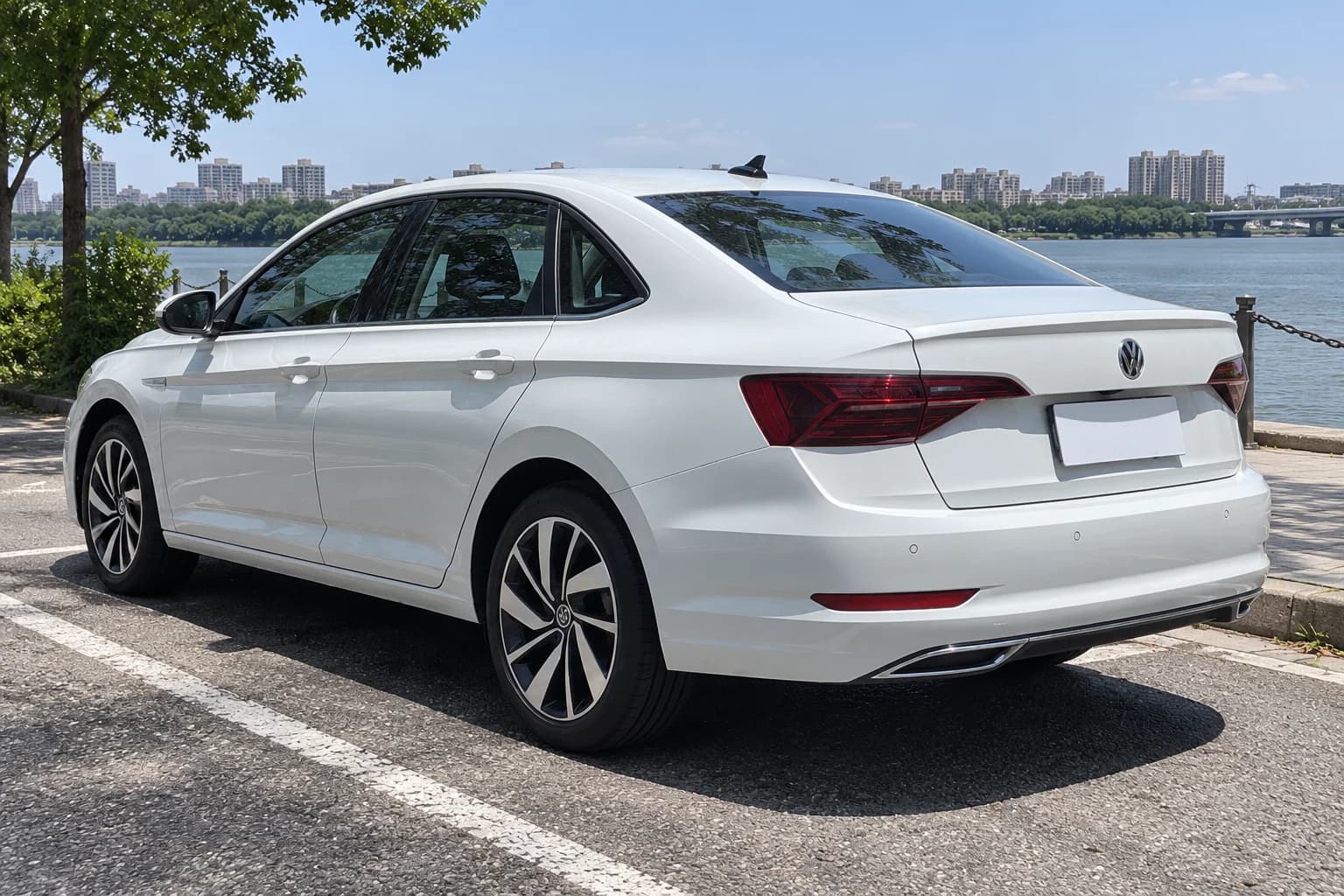 Дорестайлинговый Volkswagen Sagitar: вид сзади и сбоку