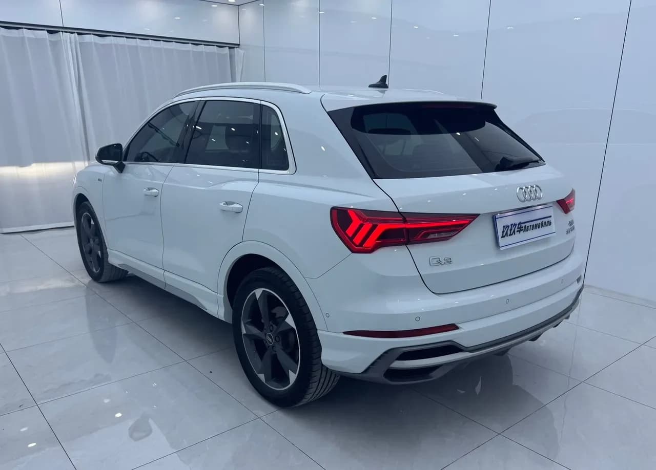 Audi Q3 сбоку, силуэт кроссовера