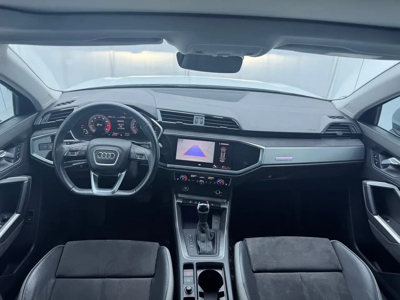 Салон Audi Q3: передняя панель, руль и экран MMI