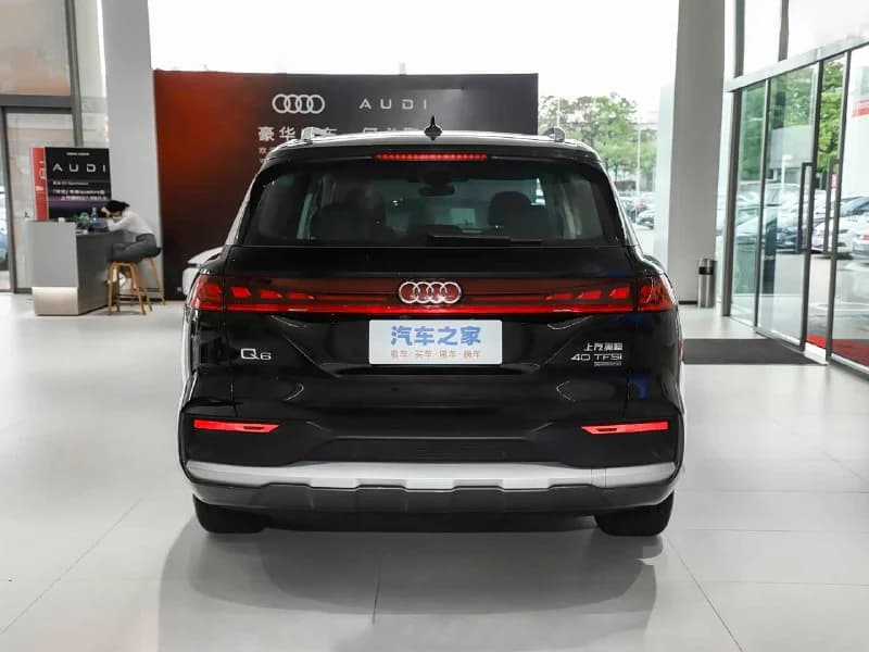 Задняя часть Audi Q6 с шильдиками 40 TFSI и quattro