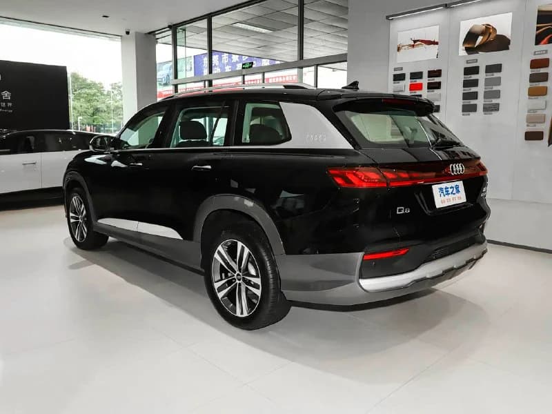 Audi Q6 40 TFSI quattro 2026, вид сзади и сбоку