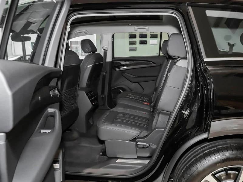 Второй ряд сидений Audi Q6 40 TFSI 2026