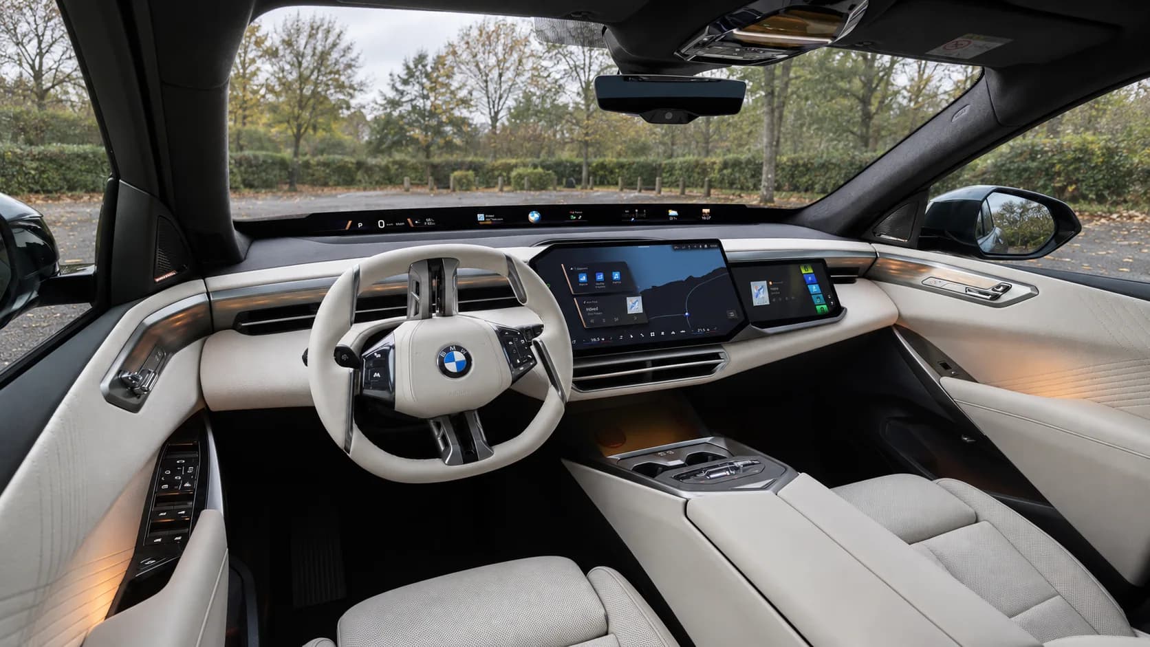 Салон BMW iX5 G65: Panoramic Vision, центральный экран и дополнительный экран пассажира