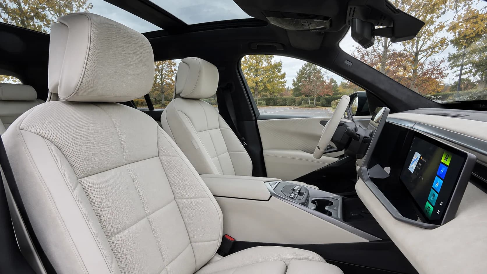 Светлые передние кресла и центральная консоль BMW iX5 G65
