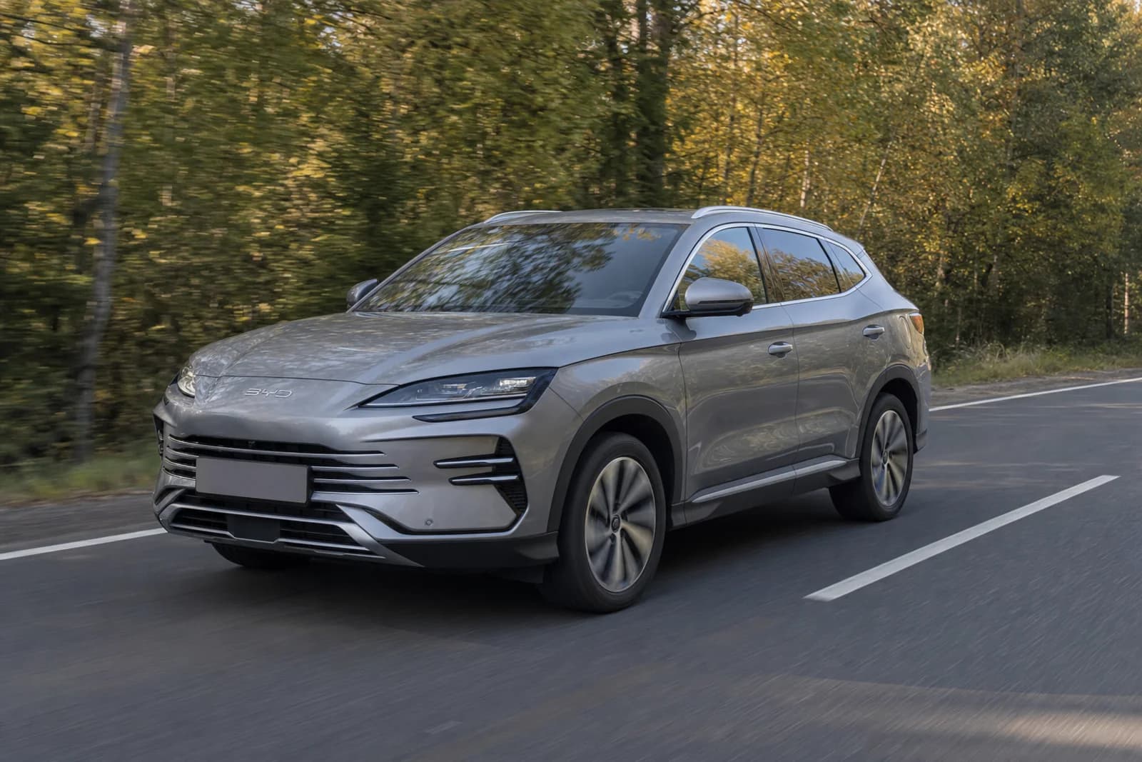 BYD Song Plus на загородной дороге
