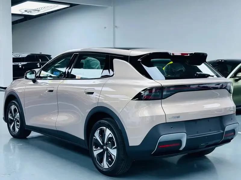 Changan Q05 сбоку-сзади: силуэт кросс-купе