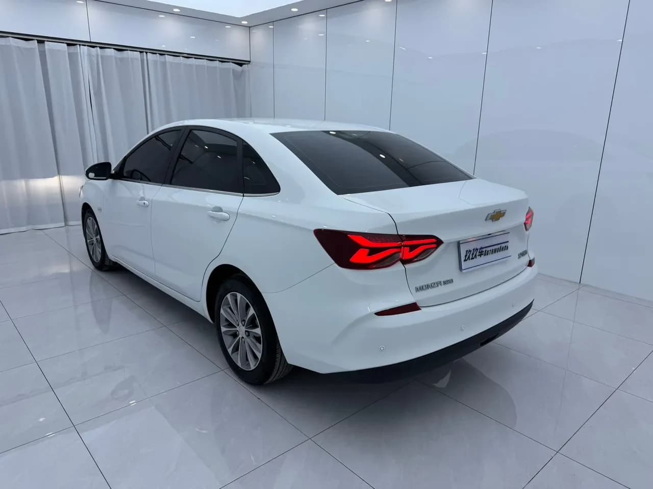 Chevrolet Monza сбоку-сзади, силуэт седана