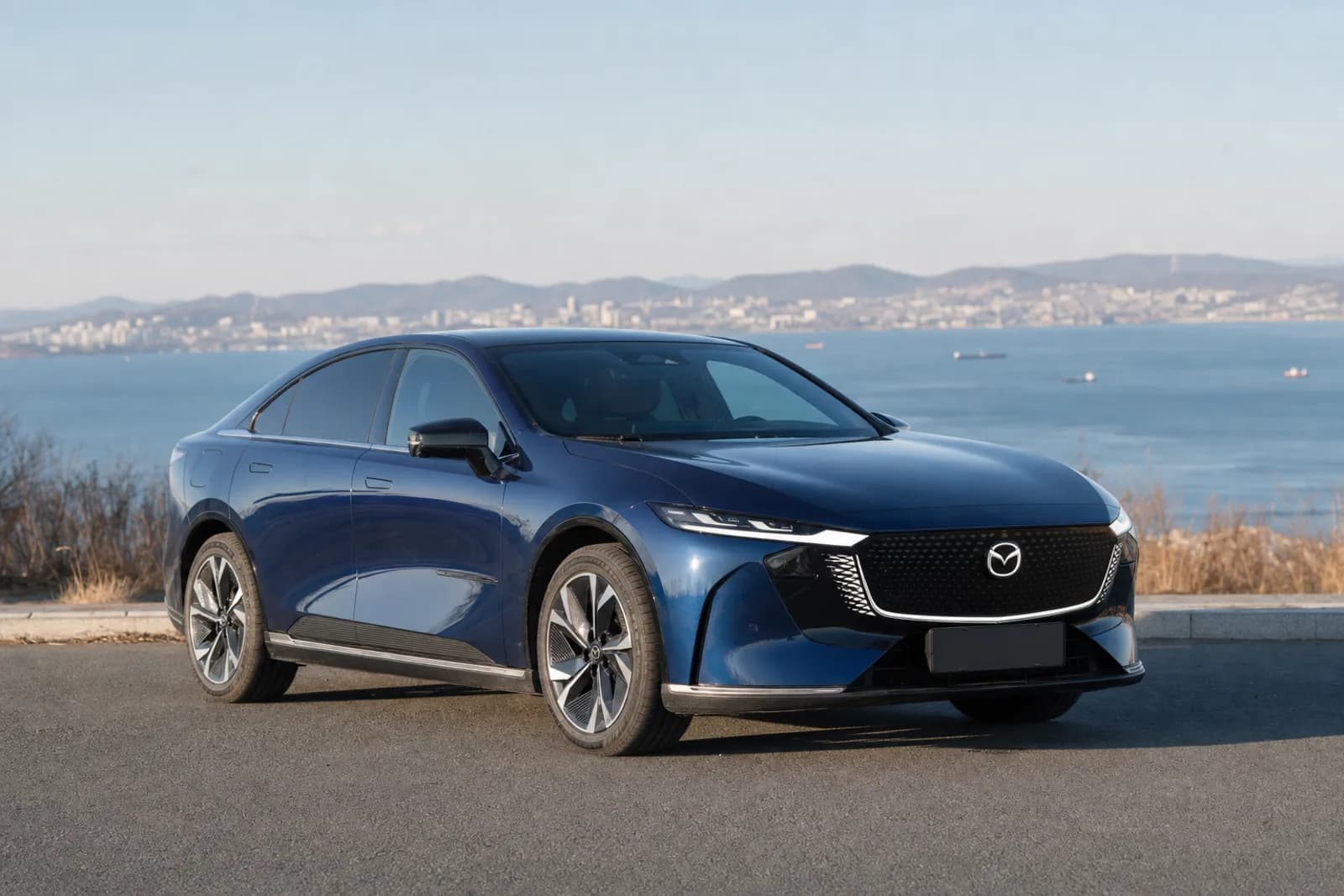 Mazda EZ-6 в синем цвете у побережья