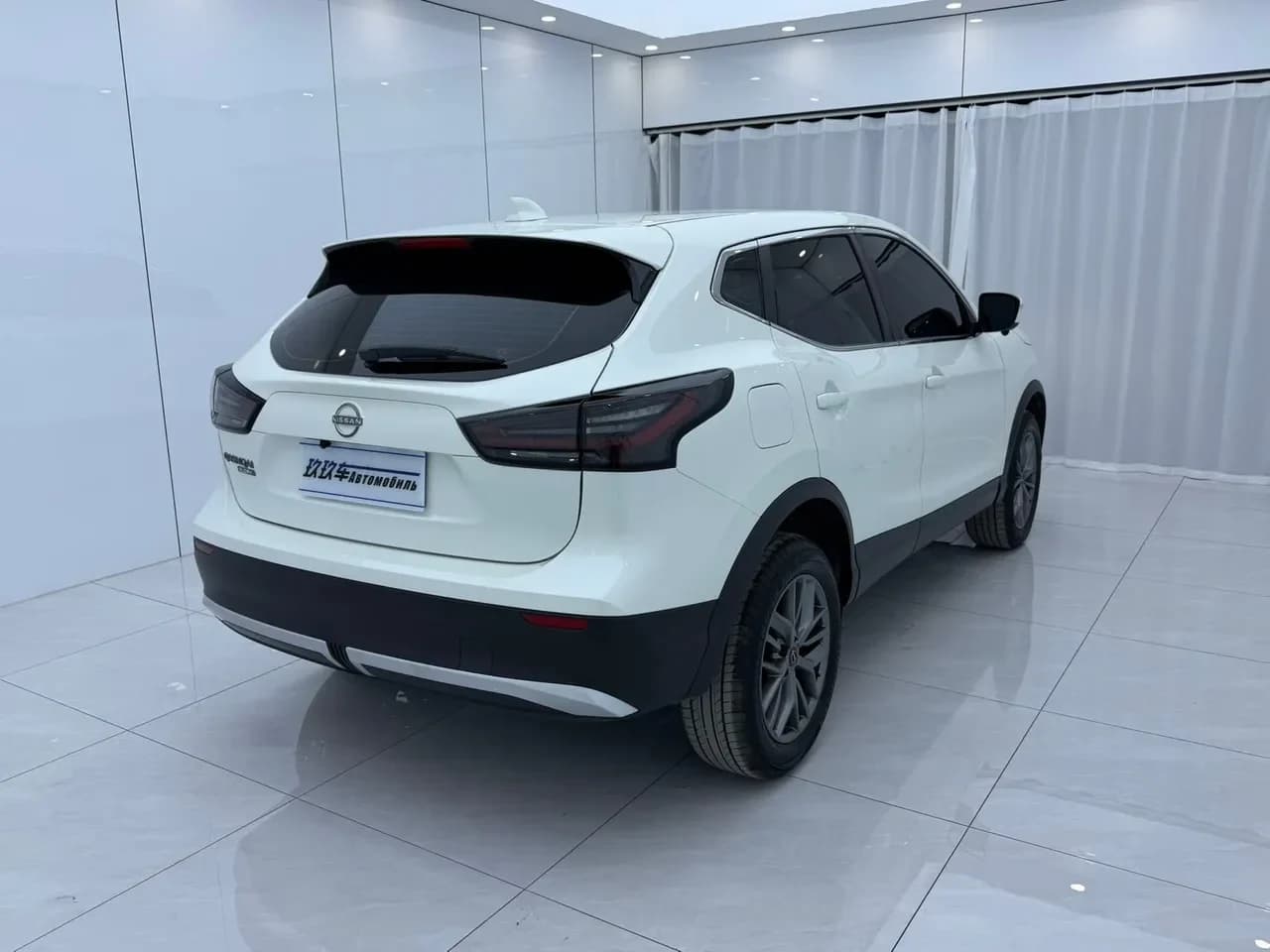 Nissan Qashqai сзади: светодиодная оптика и фирменный силуэт