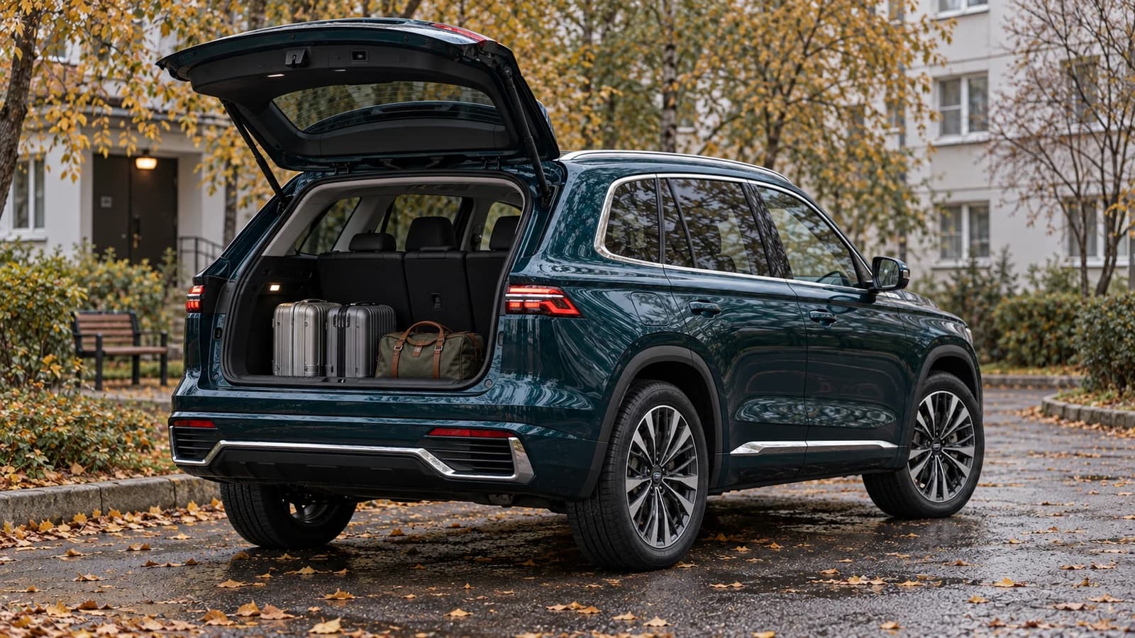Geely Monjaro с открытым багажником и дорожными сумками