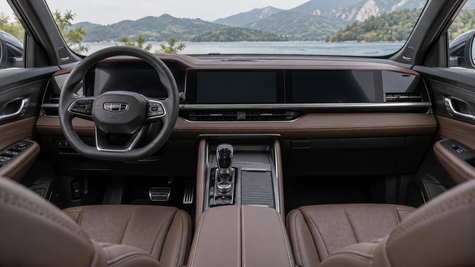 Трёхэкранная передняя панель Geely Monjaro