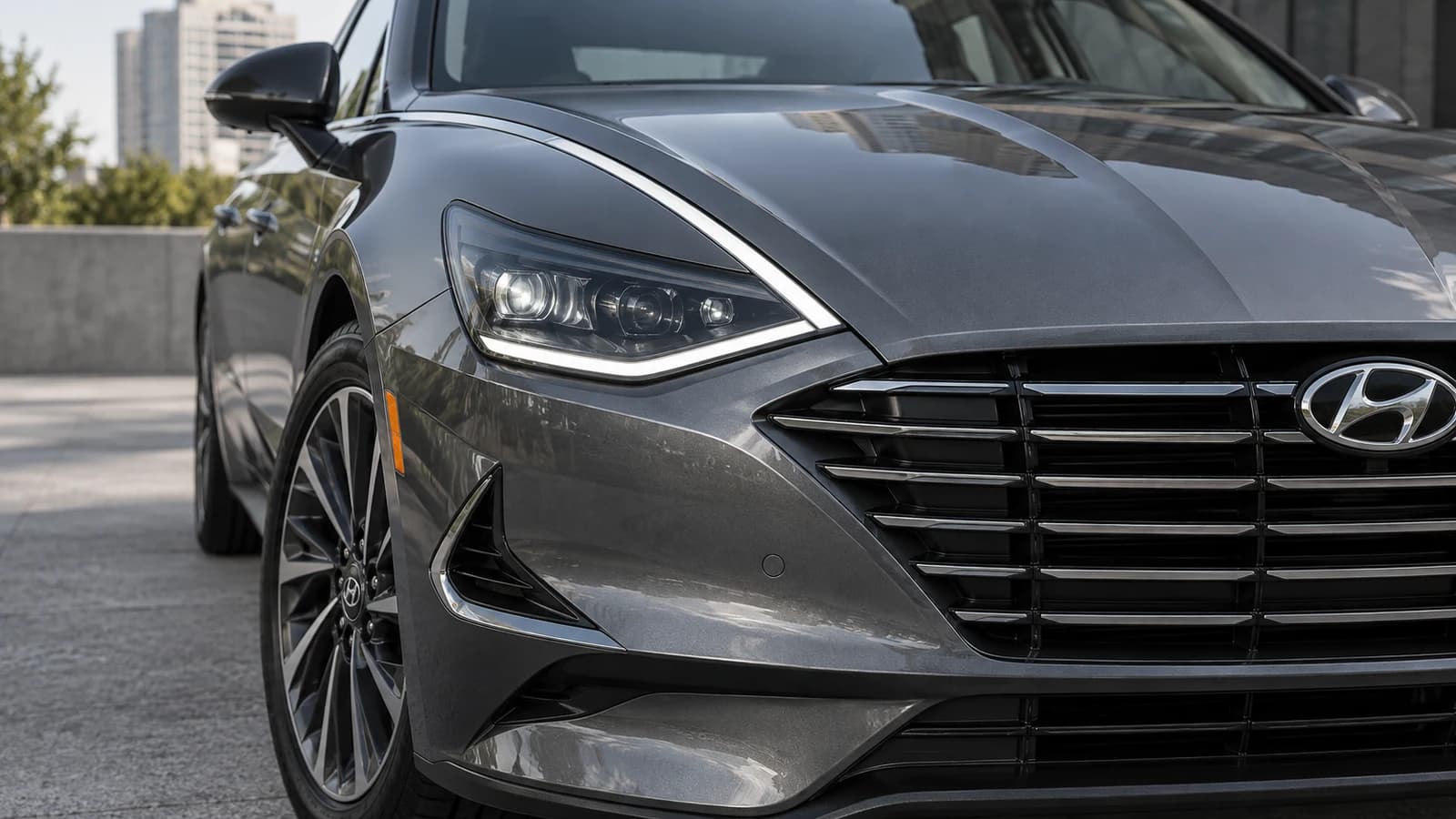 Световая линия вдоль капота ранней Hyundai Sonata DN8