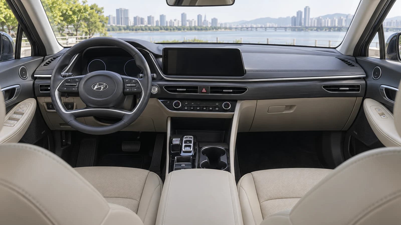 Салон Hyundai Sonata DN8 с левым рулём и кнопочным селектором