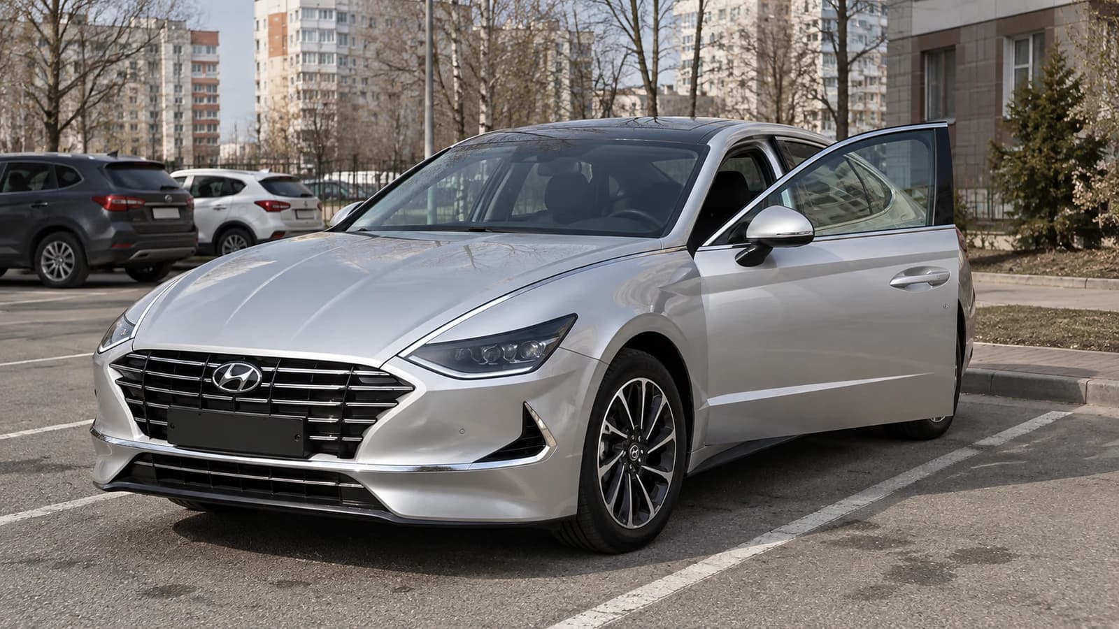 Корейская Sonata DN8 в парковочном месте, вид сзади сбоку