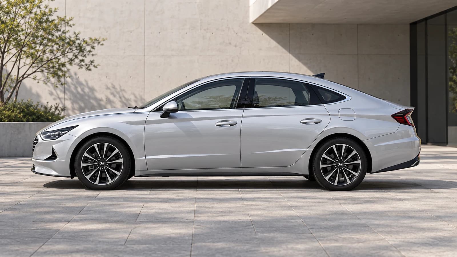 Hyundai Sonata сбоку