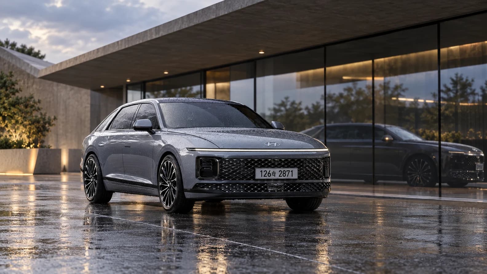 Hyundai Grandeur GN7 на мокрой городской улице