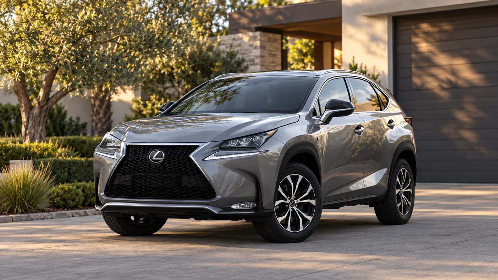 Lexus NX первого поколения с заводской эмблемой