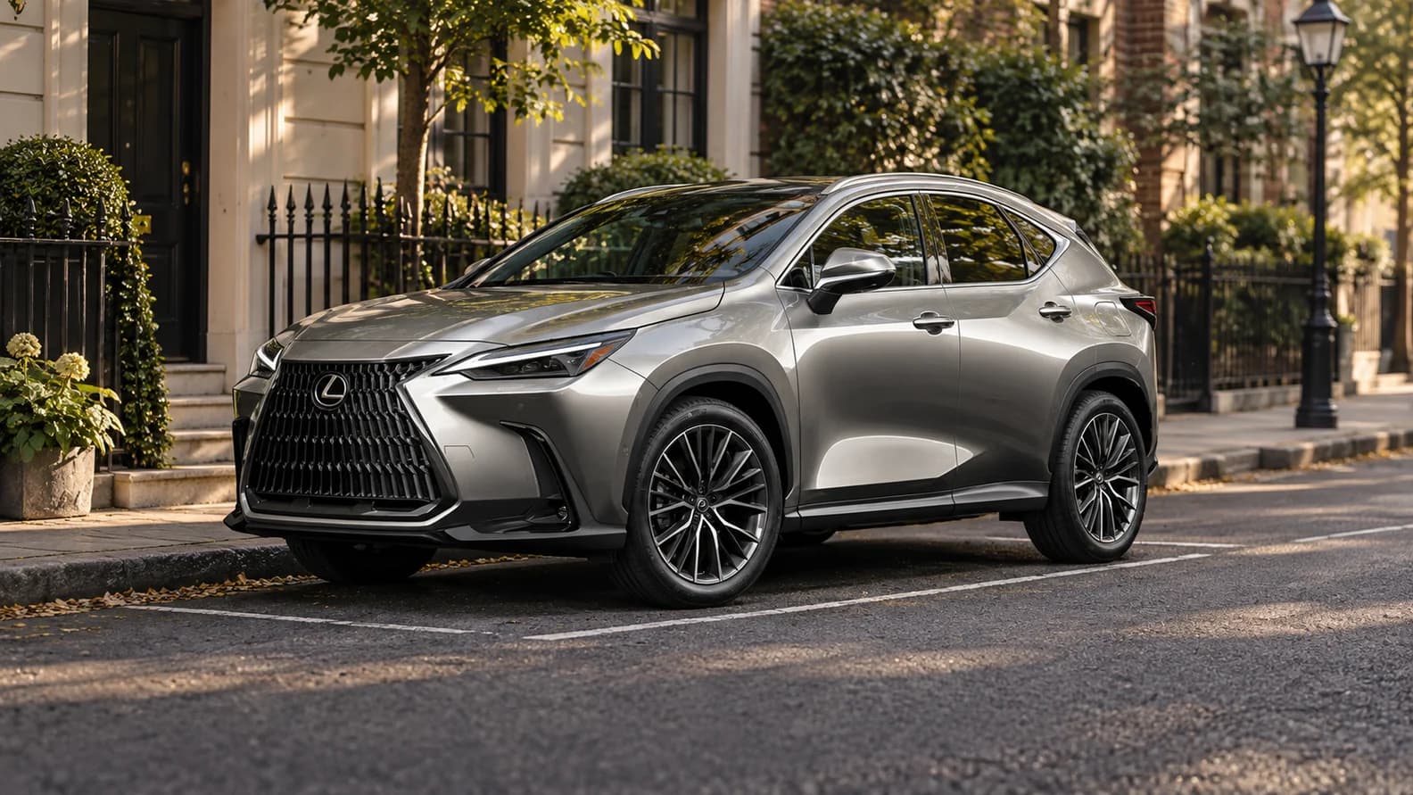 Lexus NX второго поколения на городской улице